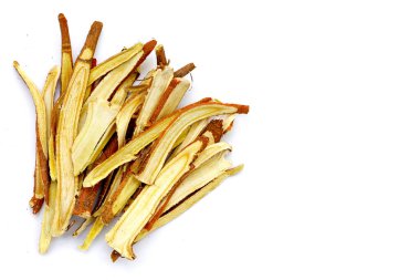 Meyan kökü beyaz arkaplanda dilimlenmiş..