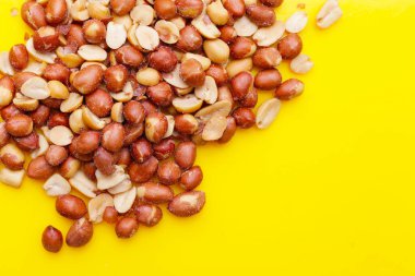 Kırmızı derili fıstık kavrulmuş tuzlu, fıstıklı aperatif.