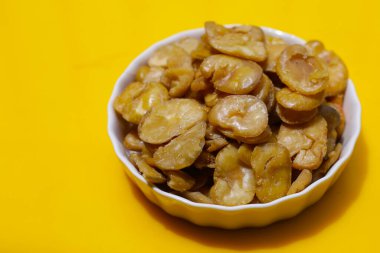 Kızarmış tuzlanmış geniş fasulye atıştırması.