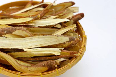 Meyan kökü beyaz arkaplanda dilimlenmiş..