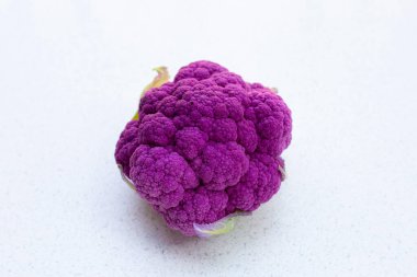 Taze mor karnabahar, sağlık için sebze.