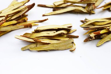 Meyan kökü beyaz arkaplanda dilimlenmiş..