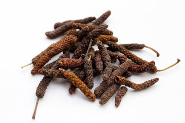 Kurutulmuş uzun biber ya da Hint biberi.