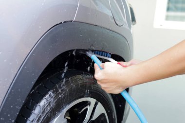 Araba yıkamak, lastik ve tekerlek temizlemek.