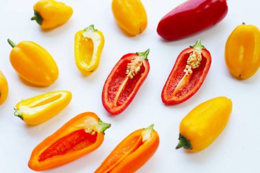 beyaz zemin üzerine pul biber.