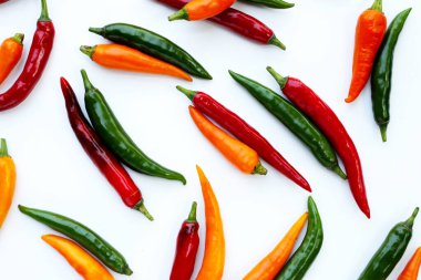 beyaz zemin üzerine pul biber.