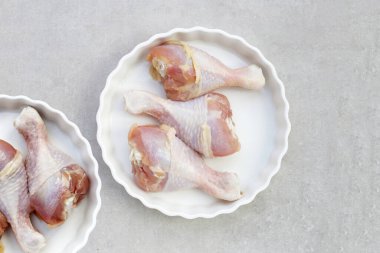 Çiğ tavuk bacağı, pişirmek için et.