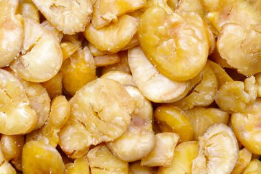 Kızarmış tuzlanmış geniş fasulye atıştırması.