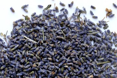 Bitki çayı demlemek için kurutulmuş lavanta tomurcukları.