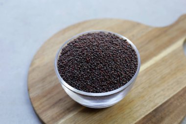 Çiğ organik siyah hardal tohumları.