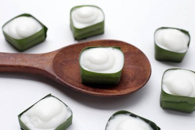 Hindistan cevizi kremalı taro pudingi.