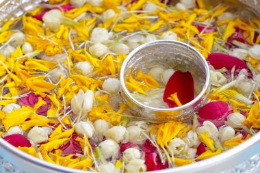 Yasemin çiçekli su, kadife yaprakları ve gümüş kasede gül yaprakları. Tayland geleneği, Songkran festivali konsepti