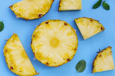 Taze meyve, olgun ananas dilimleri.