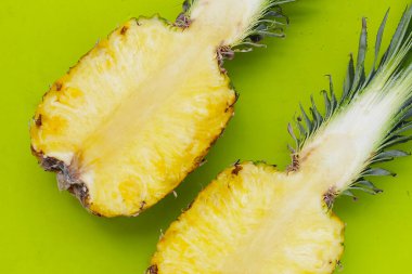 Olgun ananas kesimi, taze meyve.