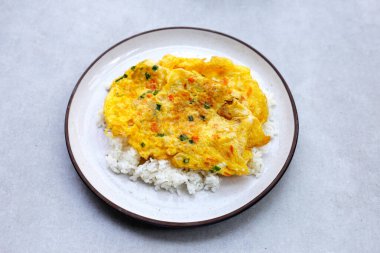 Tayland usulü omlet ve pilav.