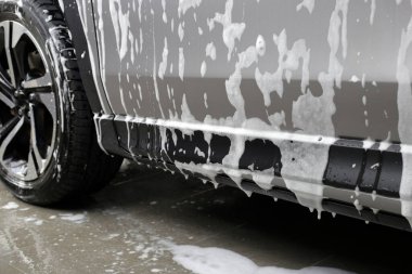 Beyaz sabunlu araba, el yıkamalı araba.