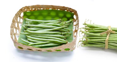 Beyaz arka planda taze fasulye.