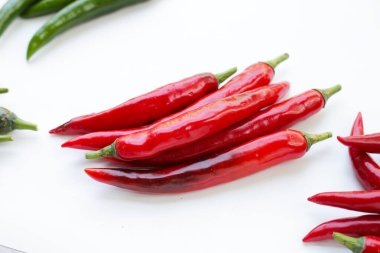 beyaz zemin üzerine pul biber.