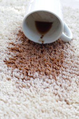 Kahve halıya döküldü, kahve lekesi