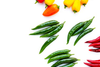 beyaz zemin üzerine pul biber.