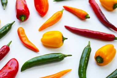 beyaz zemin üzerine pul biber.