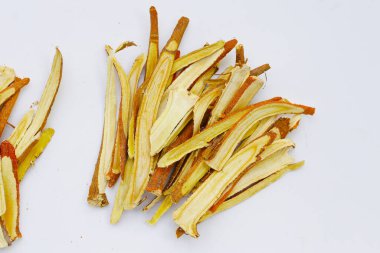 Meyan kökü beyaz arkaplanda dilimlenmiş..