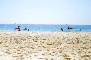 Sahilde turist, yüzme, deniz geçmişi.