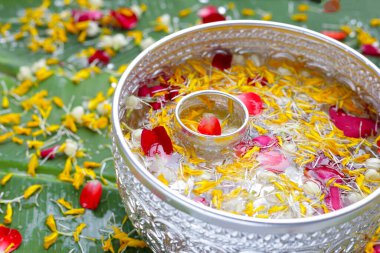 Yasemin çiçekli su, kadife yaprakları ve gümüş kasede gül yaprakları. Tayland geleneği, Songkran festivali konsepti