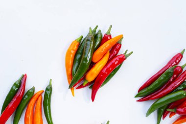 beyaz zemin üzerine pul biber.