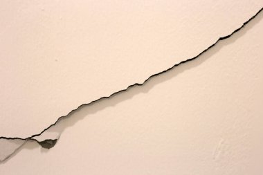 Evin yapısal temelleri çatladı, bina duvarları çatladı..