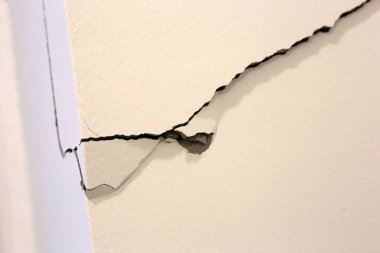 Evin yapısal temelleri çatladı, bina duvarları çatladı..