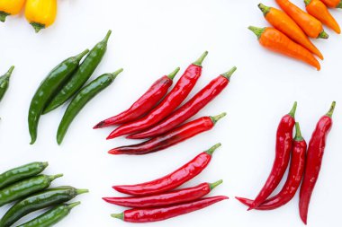 beyaz zemin üzerine pul biber.