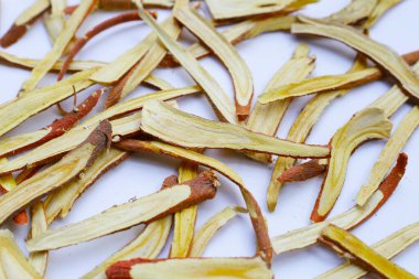 Meyan kökü beyaz arkaplanda dilimlenmiş..