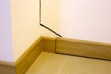 Evin yapısal temelleri çatladı, bina duvarları çatladı..