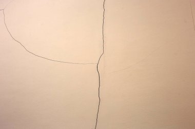 Evin yapısal temelleri çatladı, bina duvarları çatladı..