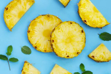 Olgun ananas dilimleri, taze meyve.