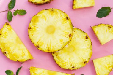 Olgun ananas dilimleri, taze meyve.