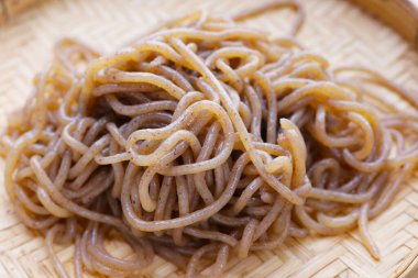 Deniz yosunuyla karıştırılmış Konjac eriştesi