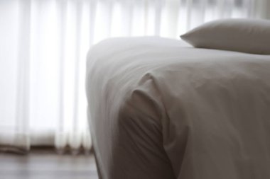 Yatak odasındaki otelde yastıklı yatak