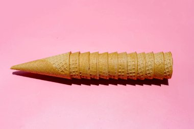 Pembe arka planda waffle külahları