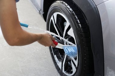 Araba yıkamak, lastik ve tekerlek temizlemek.