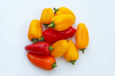 beyaz zemin üzerine pul biber.