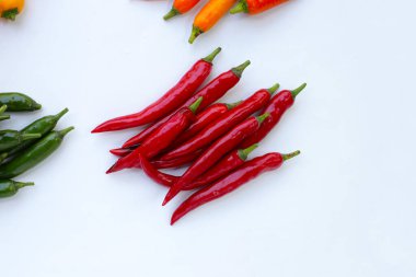 beyaz zemin üzerine pul biber.