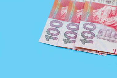 Hong Kong parası, mavi arkaplanda banknotlar.