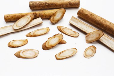 Beyaz arkaplanda Burdock Kökü (Gobo).