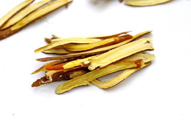 Meyan kökü beyaz arkaplanda dilimlenmiş..