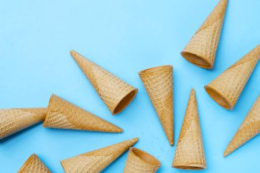 Mavi arkaplanda waffle külahları