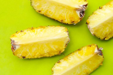 Olgun ananas kesimi, taze meyve.