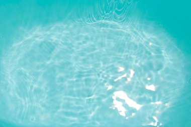 Mavi su yüzeye ışığı yansıtır..