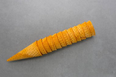 Gri arka plan üzerinde gözleme koniler